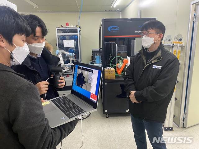 [청주=뉴시스] 인진연 기자 = 산업체의 시설과 제조 현장의 모습을 화상 회의를 통해 실시간으로 송출하는 모습. (사진=충북교육청 제공) 2021.01.19 photo@newsis.com