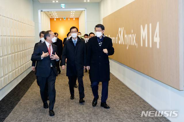 [서울=뉴시스]조수정 기자 = 19일 경기도 이천 SK하이닉스 캠퍼스에서 열린 반도체 산업 육성을 위한 산업·금융 협력프로그램 협약식 후 은성수 금융위원장과 참석자들이 SK하이닉스 시설 설명을 듣고 있다. (사진=금융위원회 제공) 2021.01.19. photo@newsis.com