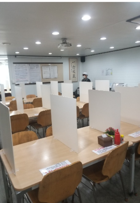 현대제철 울산공장 사내 식당에 설치된 비말 방지용 가림막.  전국금속노조 현대제철 울산지부 제공