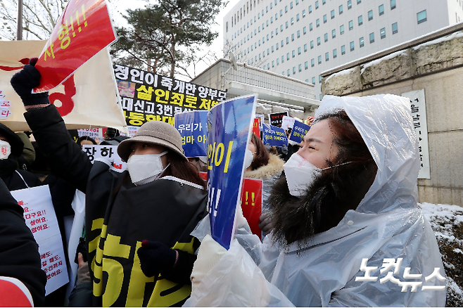 입양 뒤 양모의 학대로 숨진 '정인이 사건' 첫 공판이 지난 13일 서울 양천구 남부지법에서 열렸다. 이날 법원 앞에 모인 시민들이 검찰의 공소장에 살인죄가 추가되었다는 속보를 듣고 오열하고 있다. 박종민 기자