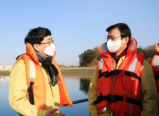 맹정호 서산시장(왼쪽)과 문성혁 해양수산부 장관(오른쪽). 서산시 제공