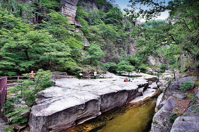 마의태자가 군사를 일으키기 위해 훈련하다 쉬었던 바위로 전하는 청학동 소금강 식당암 옆으로 무릉계곡이 흐르고 있다.