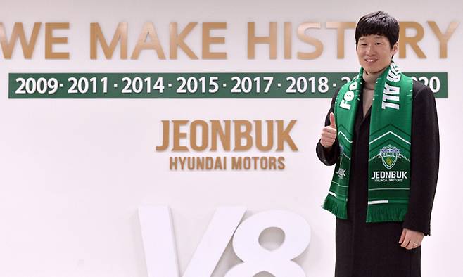 ‘클럽어드바이저’로 K리그 전북 현대에 합류한 박지성이 19일 전주월드컵 경기장에서 기념촬영을 하고 있다. 전북 현대 제공