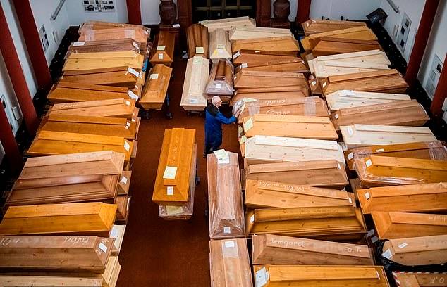 독일 작센주 마이센에 있는 한 화장터 대기실에 수많은 관이 겹겹이 쌓여있다. 이중 절반 이상은 코로나19로 사망한 사람의 시신을 담은 관이다. 사진=AFP 연합뉴스