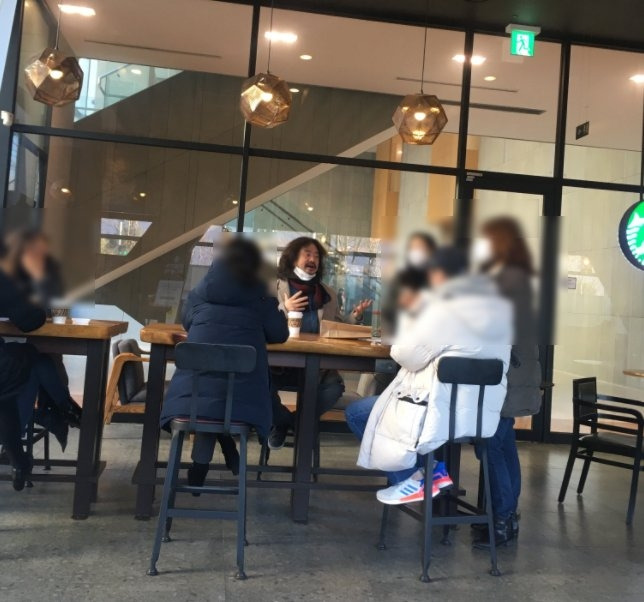 김어준 씨가 TBS 라디오 ‘김어준의 뉴스공장’ 제작진들과 함께 서울 한 카페에서 대화를 나누고 있는 모습. 인터넷 커뮤니티 캡처.