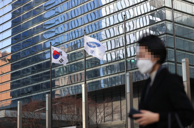 국정농단 사건에 연루돼 재판에 넘겨진 이재용 삼성전자 부회장이 18일 열린 파기환송심에서 징역형의 실형을 선고받았다. 사진은 이날 오후 서울 서초구 삼성 사옥./연합뉴스