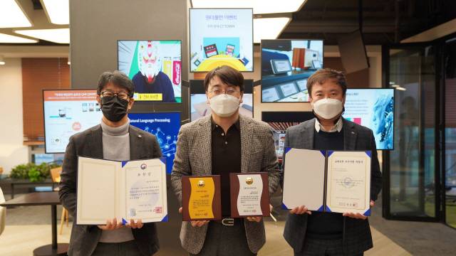 차인혁(가운데) CJ올리브네트웍스 대표이사와 백재민(왼쪽) 경영지원담당 상무, 이인익 팀장이 19일 서울 용산구 본사에서 교육부로부터 받은 ‘교육기부 대상’ 상장과 상패를 들고 기념 촬영을 하고 있다. /사진 제공=CJ올리브네트웍스