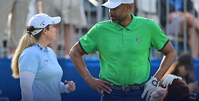 2021 시즌 미국여자프로골프(LPGA) 투어가 21일 다이아몬드 리조트 챔피언스 토너먼트를 시작으로 대장정에 돌입한다. 사진은 지난해 대회 도중 브리트니 린시컴(왼쪽)과 농구 선수 출신 그랜트 힐이 이야기를 나누는 모습. LPGA 홈페이지 캡처