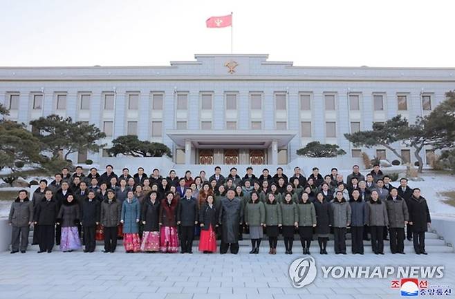 김정은, 신임 출판·인쇄 부문 근로자들과 기념촬영 (서울=연합뉴스) 김정은 북한 국무위원장이 제8차 노동당대회 준비를 위해 애쓴 출판·인쇄 부문 근로자들을 당 중앙위원회 본부청사 뜨락으로 불러 기념사진을 찍었다고 조선중앙통신이 19일 보도했다. [조선중앙통신 홈페이지 캡처] 2021.1.19       [국내에서만 사용가능. 재배포 금지. For Use Only in the Republic of Korea. No Redistribution] nkphoto@yna.co.kr