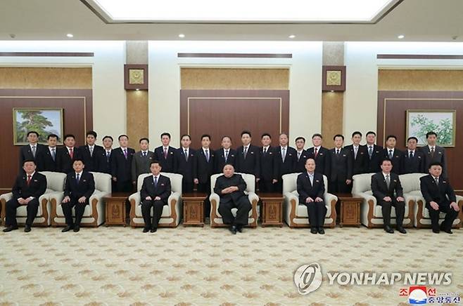 김정은, 북한 신임 내각 간부들과 기념촬영 (서울=연합뉴스) 김정은 북한 국무위원장이 지난 18일 신임 내각 구성원들과 기념사진을 촬영했다고 조선중앙통신이 19일 보도했다. 김 위원장이 김덕훈 내각 총리(김정은 왼쪽), 박정근 내각 부총리 겸 국가계획위원장(김정은 오른쪽) 등 간부들과 기념사진을 위한 포즈를 취하고 있다. [조선중앙통신 홈페이지 캡처] 2021.1.19       [국내에서만 사용가능. 재배포 금지. For Use Only in the Republic of Korea. No Redistribution] nkphoto@yna.co.kr