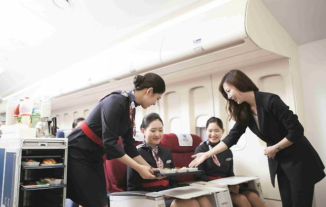 항공서비스과 학생들이 실제 항공기와 똑같은 실습실에서 수업을 하고 있다.(사진=경복대학교 제공)