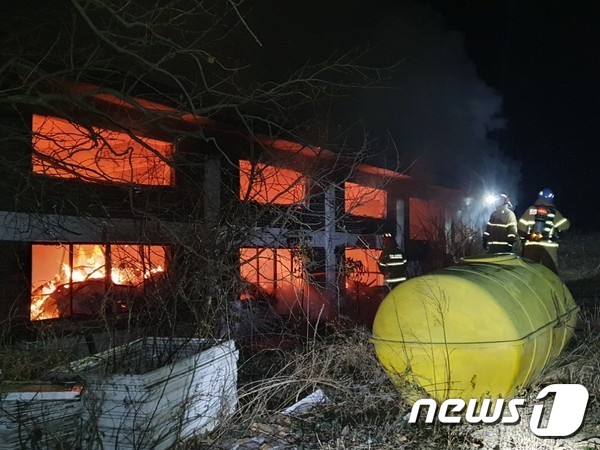 20일 새벽 0시33분께 충남 보령시 주산면의 한 종이박스 제조공장에서 불이 나 직원 1명이 대피하고 2명이 구조됐다. (보령소방서 제공) © 뉴스1
