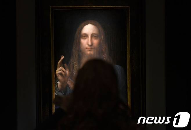 (뉴욕 크리스티 옥션하우스에 2017년 11월 15일 경매를 앞둔 레오나르도 다빈치의 그림 '살바토르 문디'가 전시된 모습.  © AFP=뉴스1