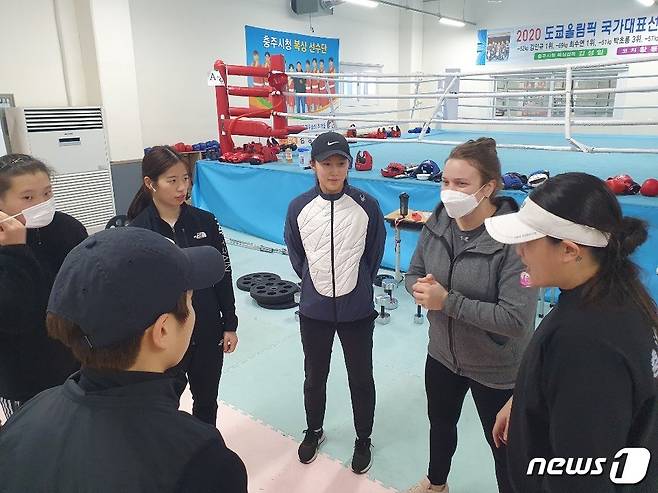 아리안 포틴 한국 복싱 국가대표팀 코치가 선수들과 대화를 나누고 있다.(대한복싱협회 제공) © 뉴스1