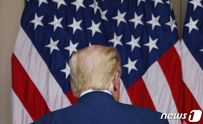 뒷모습을 보이고 있는 도널드 트럼프 미국 대통령 © AFP=뉴스1 자료 사진