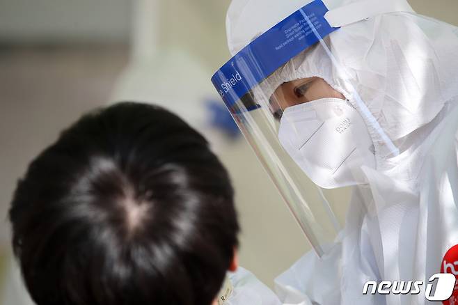 코로나19 검체 검사 /뉴스1 © News1 공정식 기자
