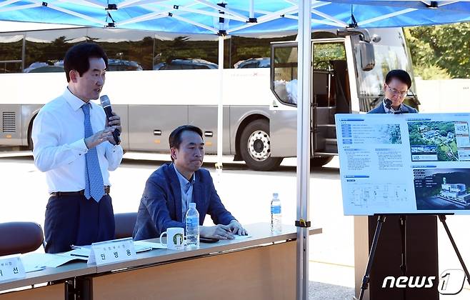 안병용 의정부시장이 시민들에게 생활쓰레기 감량을 호소하는 모습 © 뉴스1