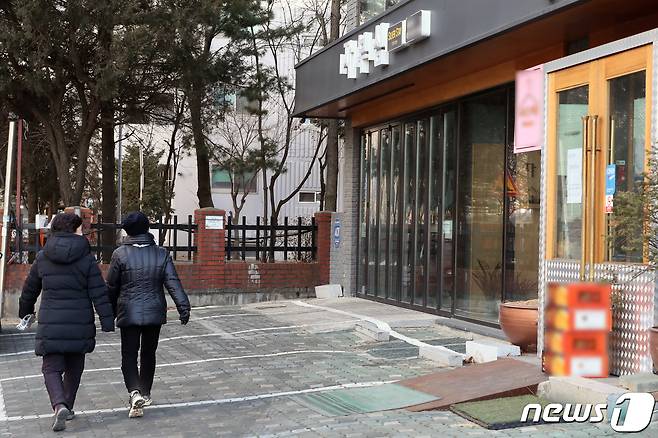 경기 김포시 감정동 자부심 실버스테이(주간보호센터) 앞을 시민들이 지나가고 있다.2021.1.19/뉴스1 © News1 정진욱 기자