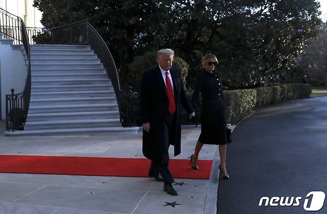 도널드 트럼프 미국 대통령 내외가 20일 오전 백악관을 떠나고 있다. © 로이터=뉴스1