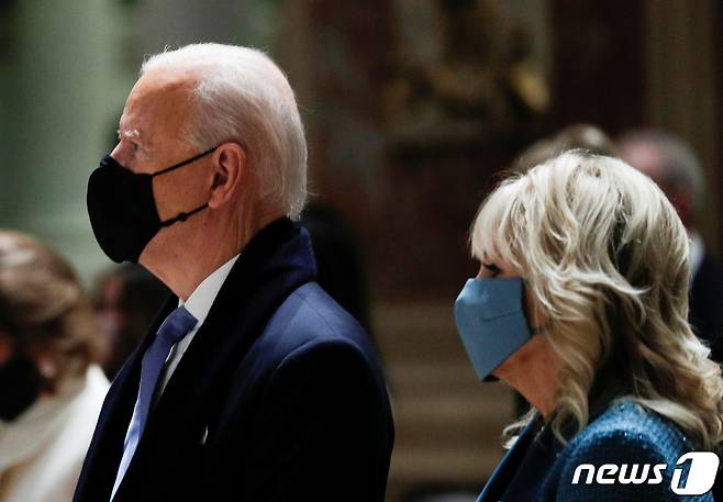 취임식에 앞서 워싱턴DC 세인트매슈 성당에서 미사를 드리고 있는 조 바이든 미국 대통령 당선인과 부인 질 바이든 여사. © 로이터=뉴스1