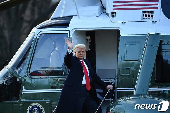 도널드 트럼프 미국 대통령이 20일(현지시간) 워싱턴DC 백악관을 떠나며 손을 흔들고 있다. 백악관을 떠난 트럼프 대통령은 앤드루스 공군기지에서 짧은 환송식을 갖고, 조 바이든 대통령 당선인의 취임식에는 참석하지 않을 예정이다. 2021.1.20/뉴스1 © AFP=뉴스1 © News1 구윤성 기자