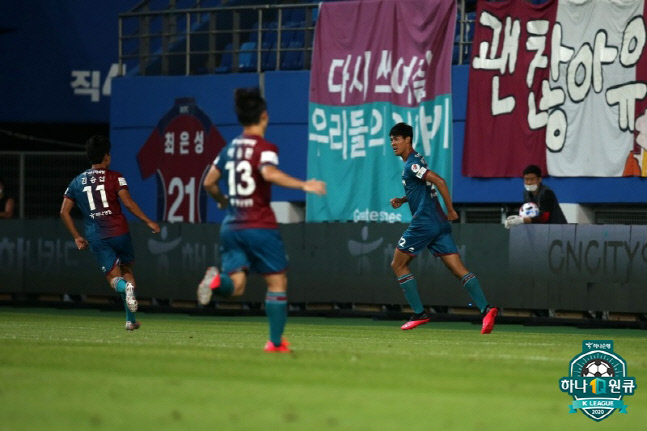 이정문(오른쪽에서 첫 번째)이 지난 6월 안양전에서 득점 후 환호하고 있다. 제공 | 한국프로축구연맹