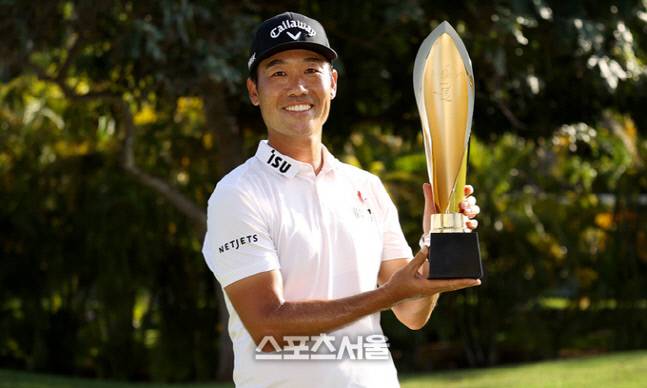 지난 18일 끝난 소니오픈 우승 트로피를 들고 있는 케빈 나. /AFP^연합뉴스