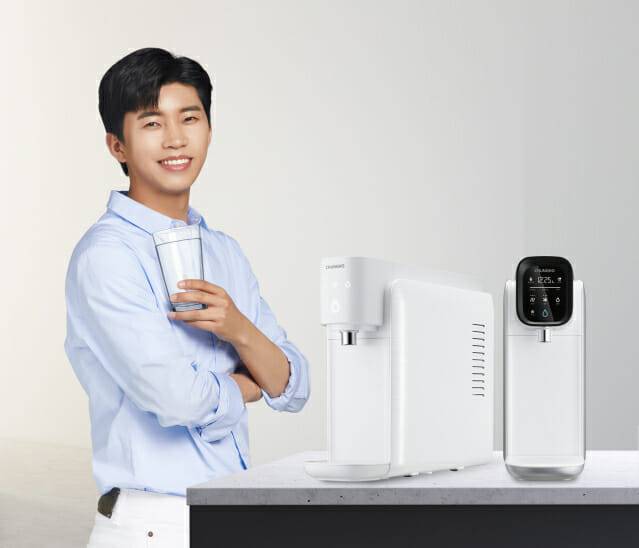 청호 자가관리 정수기 셀프(좌) 셀프(실버)(우)와 모델 임영웅. (사진=청호나이스)