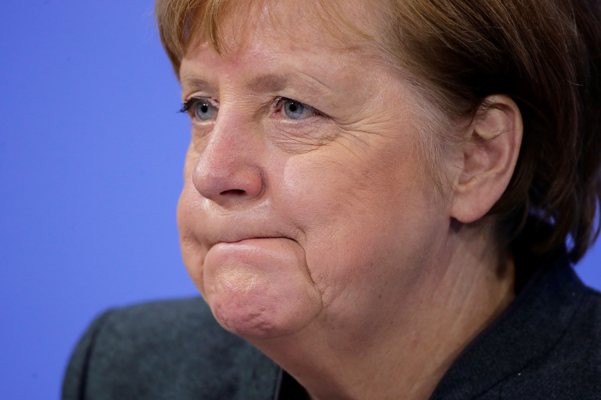 앙겔라 메르켈 독일 총리가 19일(현지 시각) 베를린 총리실에서 코로나19 관련 추가 봉쇄 조치를 발표하기 위한 기자회견에 앞서 생각에 잠겨있다. /로이터 연합뉴스