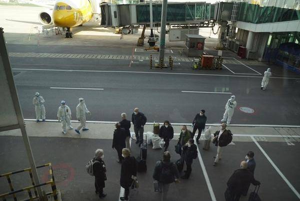 세계보건기구(WHO) 국제조사팀이 1월 14일 신종 코로나바이러스 감염증(코로나19) 발원지로 지목된 중국 후베이성 우한 공항에 도착해서 모여 있다./AP 연합뉴스