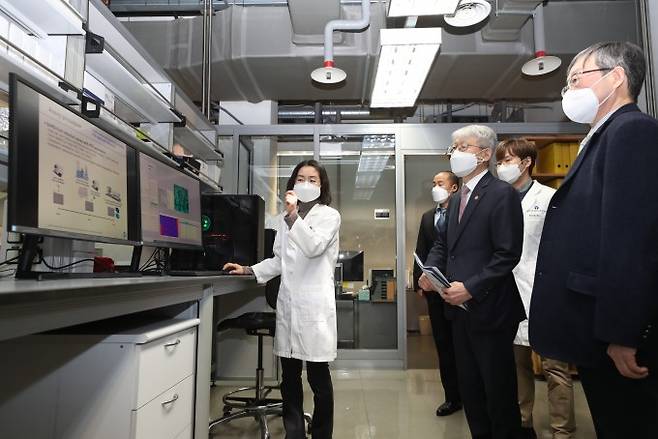 최기영 과학기술정보통신부 장관(왼쪽 세번째)이 경기 성남시 한국파스퇴르연구소를 방문해 신종 코로나바이러스 감염증(코로나19) 치료제 탐색 연구에 관한 설명을 듣고 있다. 과학기술정보통신부 제공