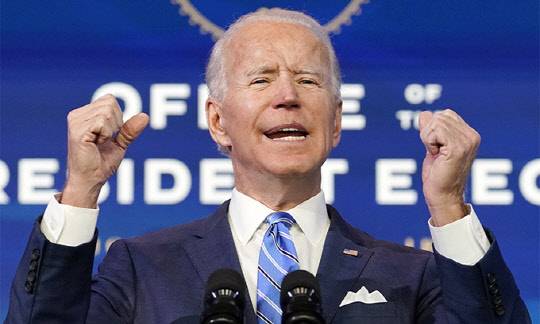 조 바이든 미국 대통령 당선인이 14일(현지시간) 델라웨어주 윌밍턴에 있는 퀸 시어터에서 1조9000억달러(약 2082조원) 규모의 코로나19 경기 부양책을 발표하며 두 주먹을 불끈 쥐고 있다. 윌밍턴=AP연합뉴스
