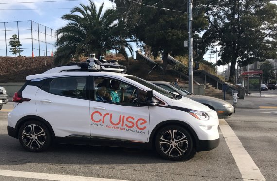 크루즈의 자율주행 시험차량이 2018년 9월 26일(현지시간) 미국 캘리포니아주 샌프란시스코에서 도로 시험주행을 하고 있다. 크루즈는 19일 마이크로소프트(MS)도 협력사로 끌어들였다. 사진=로이터뉴스1