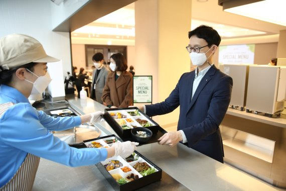 19일 아워홈 본사 구내식당에서 개인 맞춤형 건강 메뉴 '두부스테이크 도시락 정식'을 배식하고 있다.