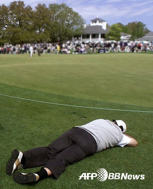 연습 라운드 때 그린 옆에서 낮잠을 자는 골프선수. 사진제공=ⓒAFPBBNews = News1