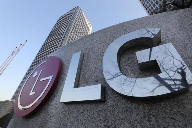 권봉석 LG전자 사장이 LG전자 스마트폰 사업 철수설을 사실상 인정했다. 권 사장은 20일 MC사업본부의 사업 운영과 관련해 본부 구성원에게 이메일을 통해 "모바일 사업과 관련해 현재와 미래의 경쟁력을 냉정하게 판단해 최선의 선택을 해야 할 시점에 이르렀다고 보고 있다"며 "모든 가능성을 열어두고 검토 중"이라고 밝혔다. 사진은 이날 오후 서울 여의도 LG트윈타워의 모습. 사진=뉴스1