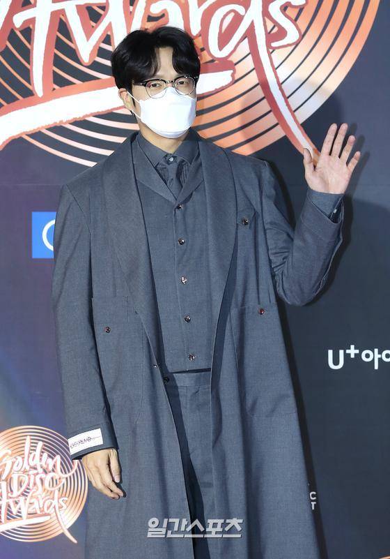 가수 성시경이 10일 오후 경기도 고양시 대화동 킨텍스에서 언택트로 열린 ’제35회 2021 골든디스크 어워즈 with 큐라프록스’ 음반부문 포토월 행사에 참석해 포즈를 취하고 있다. ’제35회 2021 골든디스크 어워즈 with 큐라프록스’는 JTBC?JTBC2?JTBC4에서 방송된다. 박세완 기자 park.sewan@jtbc.co.kr / 2021.01.10/