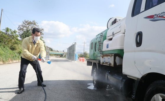 권익현 전북 부안군수가 지난해 10월 5일 지역 가축전염병 차단 방역 거점소독시설을 찾아 차량을 소독하고 있다. 연합뉴스