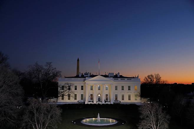 트럼프 미국 대통령의 임기 마지막날인 1월 19일 저녁 백악관 뒤로 노을이 붉다. 로이터=연합뉴스