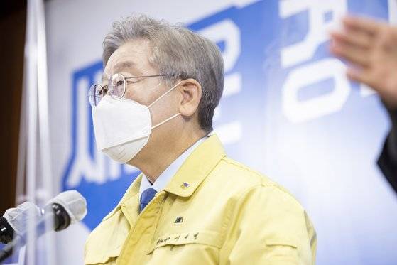 20일 오전 경기도청 브리핑실에서 열린 제2차 경기도 재난기본소득 관련 기자회견에서 이재명 경기도지사가 기자회견문을 발표하고있다. 경기도