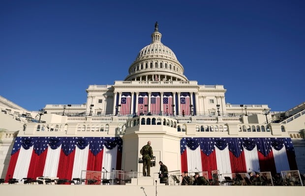 미국 워싱턴DC 연방의회 의사당 서쪽 계단 앞 야외 무대에서 신임 대통령 취임식 최종 준비 작업이 진행되고 있다. 사진=AP