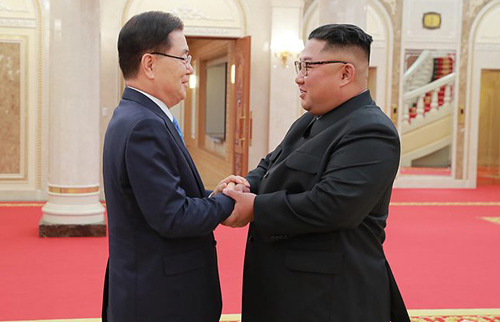 Chung Eui-yong (left), then the national security chief of South Korea, shakes hands with North Korean leader Kim Jong-un during their meeting in Pyeongyang in this 2018 file photo. (Cheong Wa Dae)