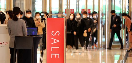 Customers enter Lotte Department Store's main branch in Jung District, central Seoul, on Nov. 13, 2020. [NEWS1]