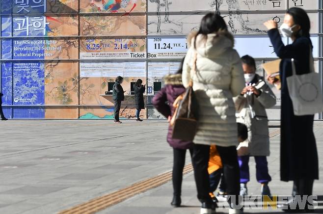 코로나19 확산 방지를 위해 중단했던 서울시 소재 국립문화예술시설의 운영이 재개된 19일 오전 서울 서빙고로 국립중앙박물관에서 시민들이 전시를 관람하고 있다. 박태현 기자