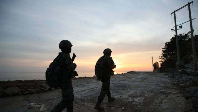 인천시 옹진군 대연평도에서 해병대원들이 해안가를 따라 순찰을 하고 있다. 연합뉴스