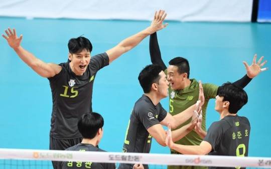 부상에서 복귀한 문성민(맨 왼쪽) 등 현대캐피탈 선수들이 20일 서울 장충체육관에서 열린 프로배구 V리그 남자부 우리카드와 경기에서 기뻐하고 있다. [한국배구연맹 제공]