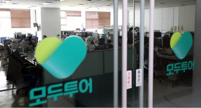 지난해 6월 코로나19에 따른 무급휴직으로 모두투어 여행사 사무실의 불이 꺼진 모습. /사진=뉴시스