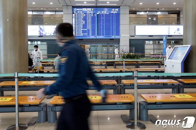 (인천공항=뉴스1) 이광호 기자 = 영국에 이어 남아프리카공화국에서도 신종 코로나바이러스 감염증(코로나19) 변이가 발생하면서 정부가 남아공 입국자에 대한 방역 조치를 강화한 27일 인천국제공항 입국장이 한산한 모습을 보이고 있다. 남아공발 변이 바이러스는 아직 국내에서 발견되지 않았지만  지역사회로의 유입을 차단하기 위해 정부는 입국 검사를 강화하고 격리 해제 전 추가검사를 시행한다. 2020.12.27/뉴스1