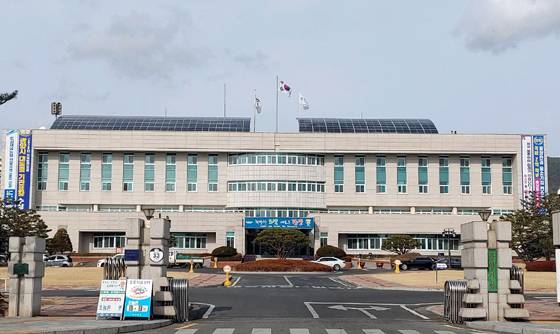 전남 광양시가 코로나19 장기화로 인한 경기 침체로 경제적 어려움을 겪는 소상공인에게 상수도 요금을 3개월간 감면키로 했다. 광양시청 전경/머니S DB