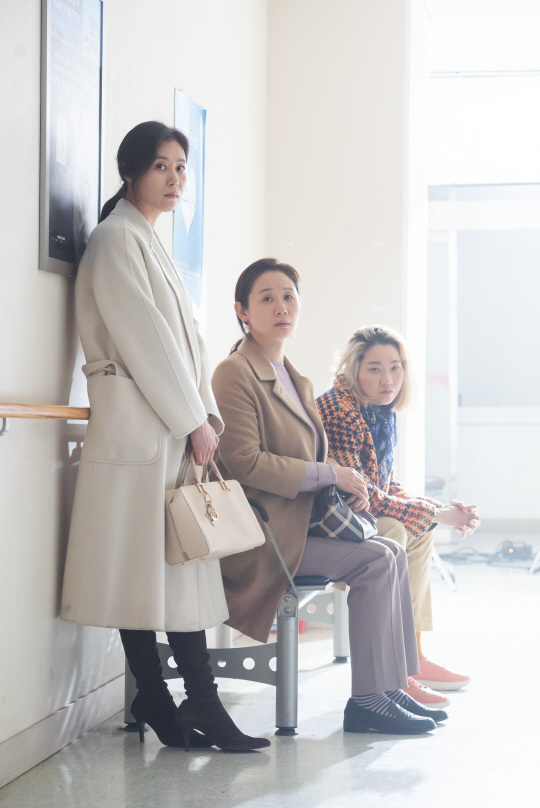 세 자매가 입원한 막내 남동생을 걱정하며 병실 복도에서 기다리고 있는 모습. 왼쪽부터 문소리, 김선영, 장윤주.